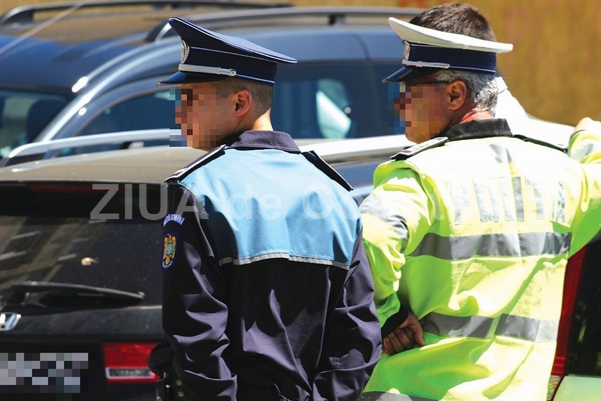 Politisti atacati cu pietre! Un sofer a fost prins fara permis in trafic. Mai multe persoane s-au revoltat 