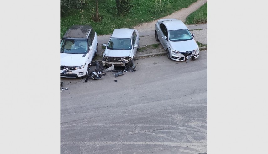 Mașini avariate în parcare. foto: facebook/Info Trafic A2 și Constanța/Elena Anton
