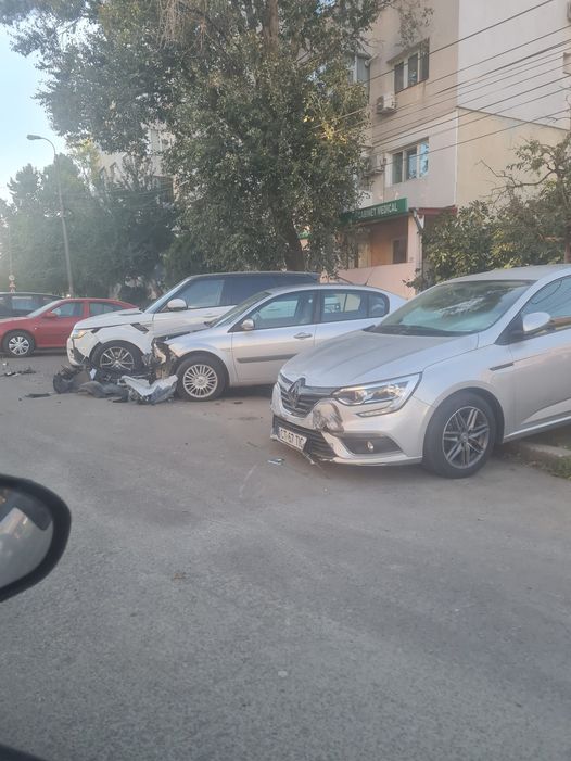 mașini avariate. Foto: Facebook/InfoTrafic A2 și Constanța/Tatu Andreea Simona