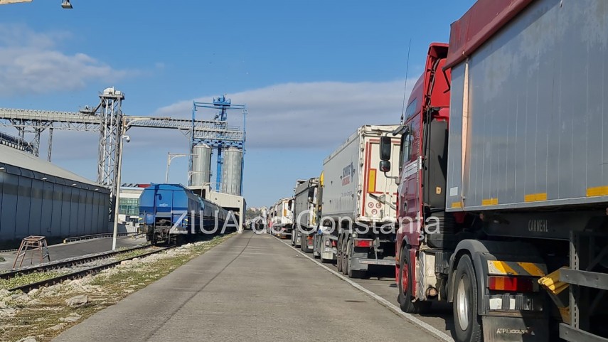 Coloană de tiruri. Foto: ZIUA de Constanța