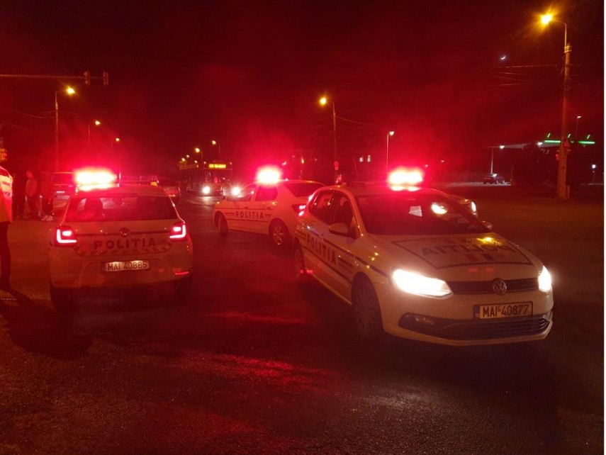 Distractie cu muzica la maxim, in plina strada! Mai multe persoane cu trei masini au blocat circulatia pe o strada 