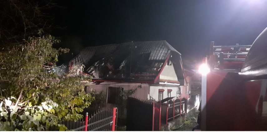 Interventie de peste trei ore a pompierilor pentru stingerea unui incendiu la o casa! De la ce a pornit focul 