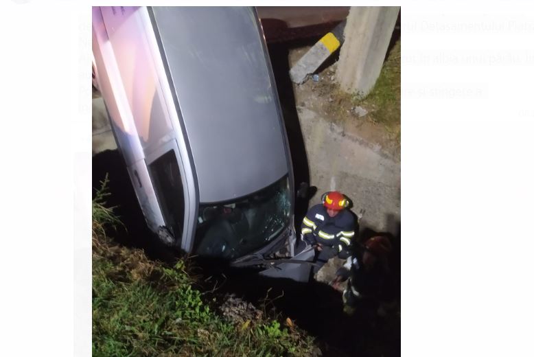 Un autoturism a cazut in albia unui parau! Primele informatii 
