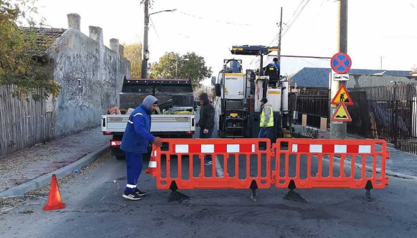 Se decopertează carosabilul pe strada Lanului, foto: PMC 