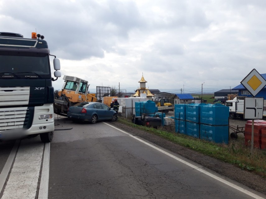 accident neobisnuit in judetul suceava un buldozer a cazut de pe o platforma peste doua masini aflate