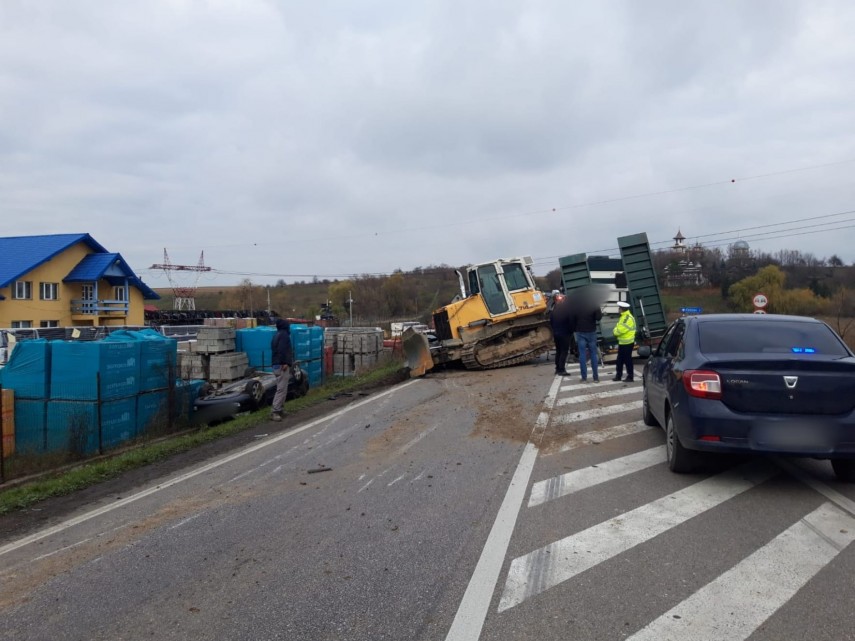 accident neobisnuit in judetul suceava un buldozer a cazut de pe o platforma peste doua masini aflate