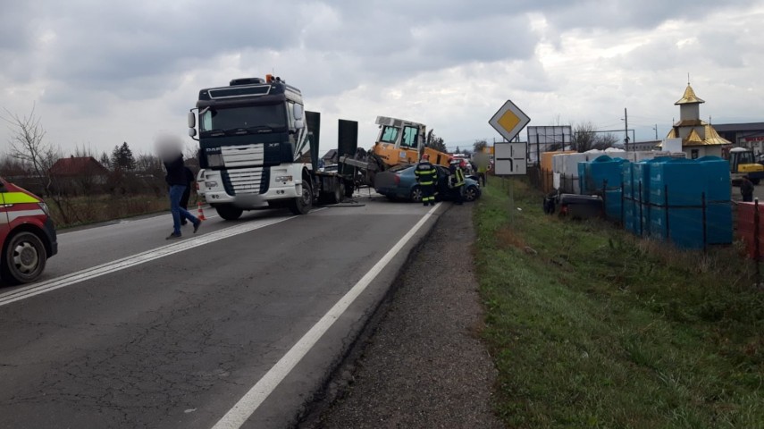 accident neobisnuit in judetul suceava un buldozer a cazut de pe o platforma peste doua masini aflate