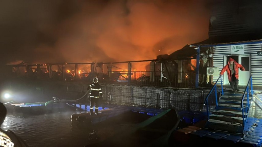 incendiu violent la o pensiune in localitatea caraorman din delta dunarii o persoana a ajuns la spital