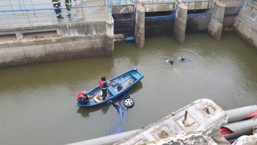 Masina căzută în Lacul Floreasca. Fpoto: ISU București-Ilfov