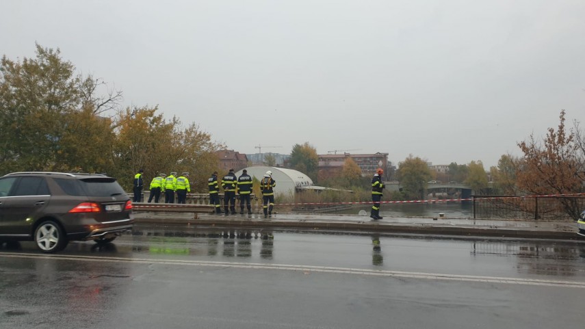 autoturism cazut in lacul floreasca din bucuresti doua victime intervin salvatorii galerie foto video