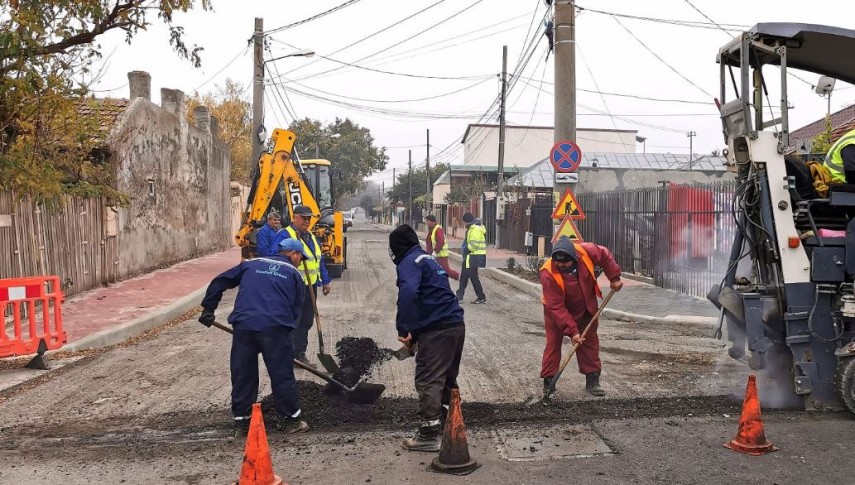 Se asfaltează carosabilul pe strada Lanului, foto: PMC 