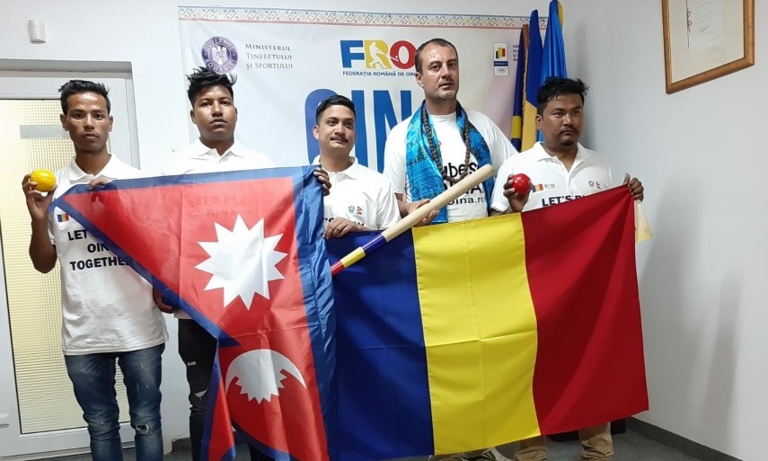 Nicolae Dobre, președintele Federației Române de Oină, alături de patru profesori de educaţie fizică şi sport din Nepal, Bishnu Thapa, Prashant Dahal, Aanand Gurung şi Kishor Bahadur Thapa, care, în 2019, au sosit în România pentru a se familiariza cu sportul naţional al ţării noastre, oina, şi a-l împărtăşi apoi conaţionalilor lor.