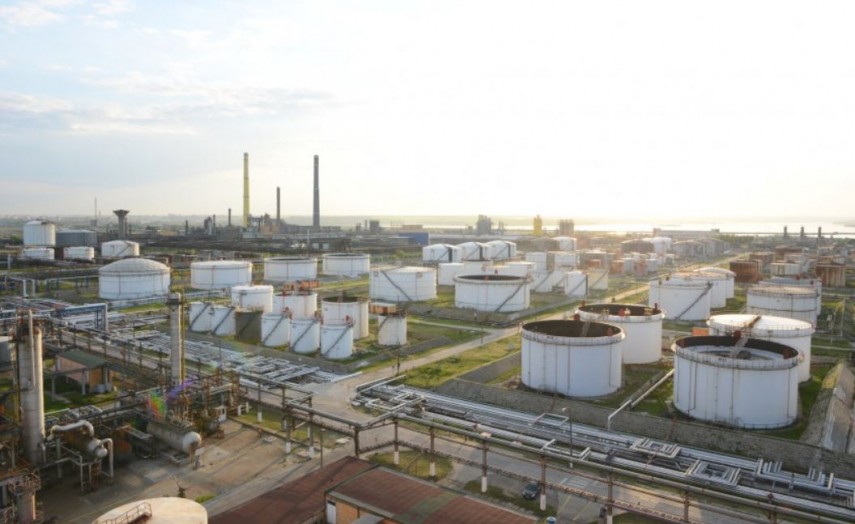 Protest spontan la Rompetrol- Petromidia! Sute de oameni care au iesit din schimbul de noapte protesteaza 