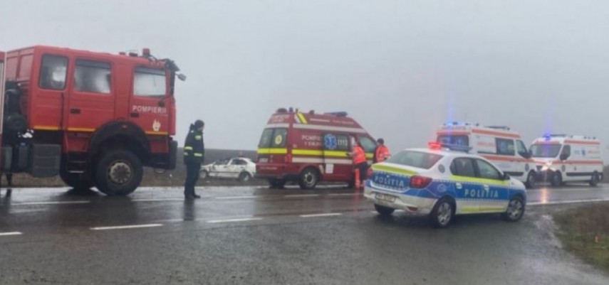 O masina s-a rasturnat in zona Gura Dobrogei. Trei persoane au fost ranite  