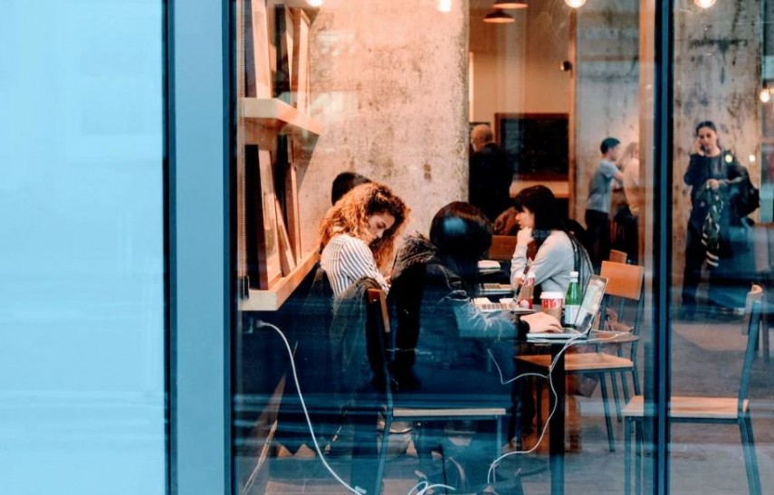 Scandal la o cafenea, foto: Pexels 