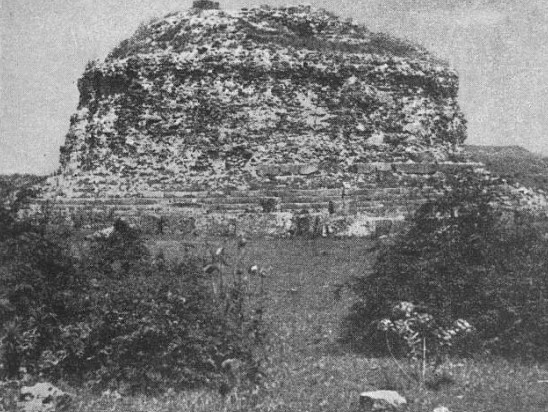 Adamclisi. Monument. Sursă foto: „Constanța și împrejurimile ei“, de Petrilă Tiberiu, Popescu Demetru și Porumbescu Marin