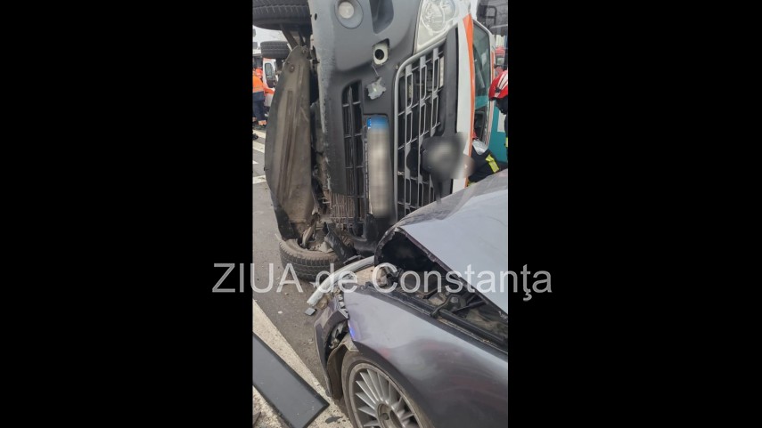 Ambulanta in misiune implicata intr+un accident rutier in lant in municipiul Galati (GALERIE FOTO)