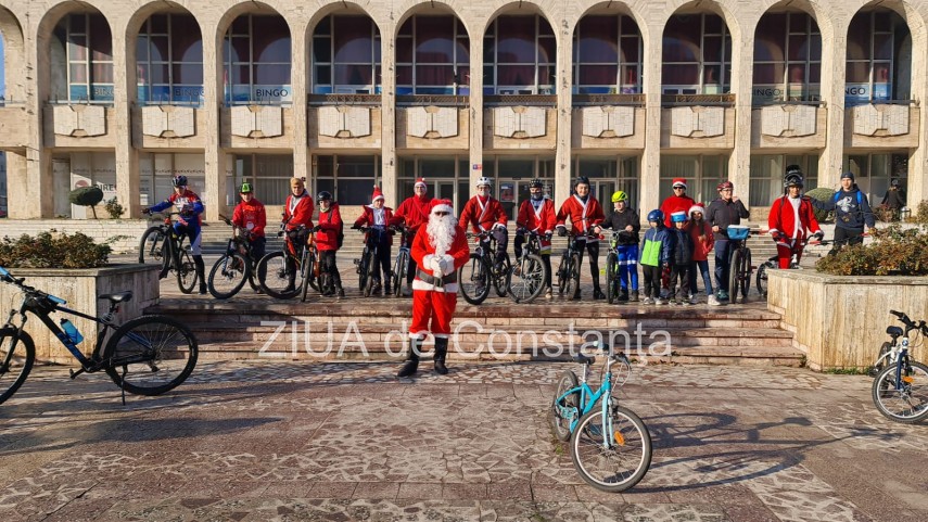 Moş Crăciun pe bicicleta