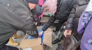 Înghesuială de Bobotează la Constanța pentru ... dopuri, apă sfințită și un loc în față la slujba din Portul Tomis (GALERIE FOTO+VIDEO)