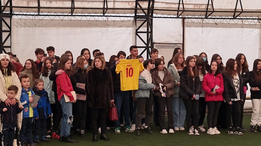 momente emotionante gheorghe hagi oaspete de onoare la scoala gimnaziala nr 23 constantin brancoveanu