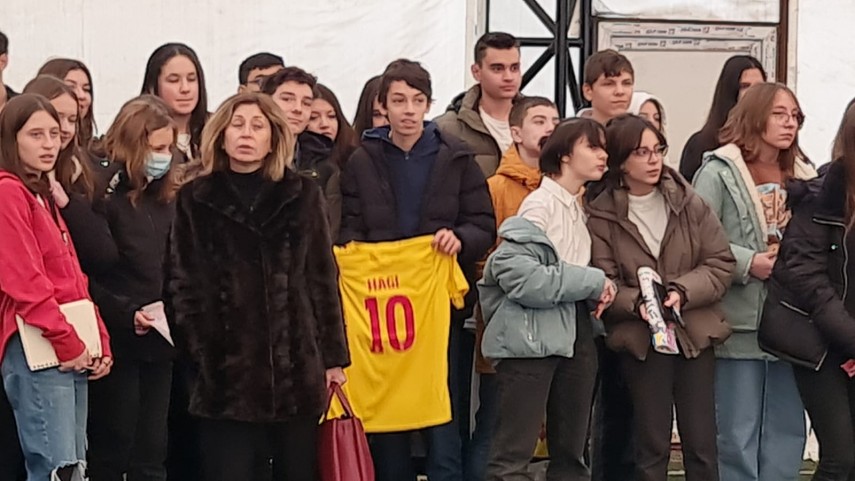 momente emotionante gheorghe hagi oaspete de onoare la scoala gimnaziala nr 23 constantin brancoveanu