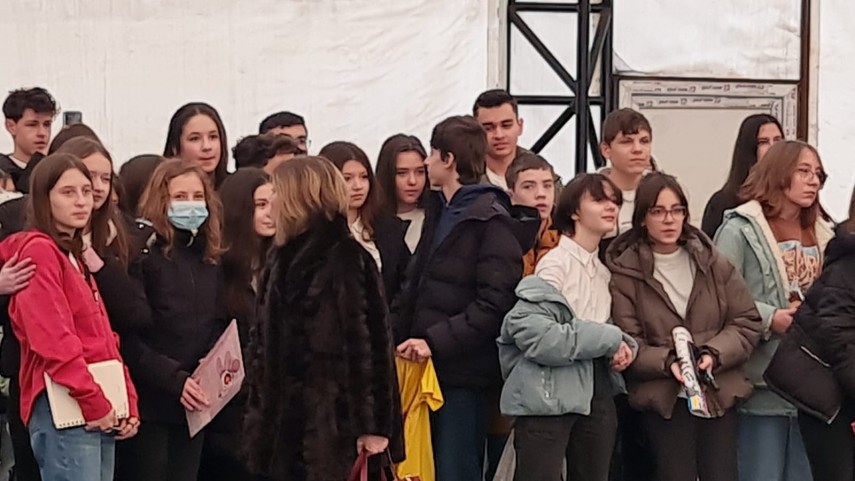 momente emotionante gheorghe hagi oaspete de onoare la scoala gimnaziala nr 23 constantin brancoveanu