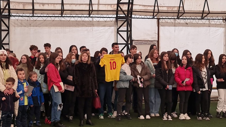 momente emotionante gheorghe hagi oaspete de onoare la scoala gimnaziala nr 23 constantin brancoveanu