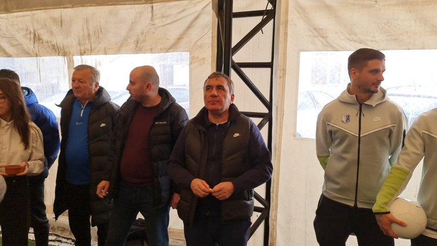 momente emotionante gheorghe hagi oaspete de onoare la scoala gimnaziala nr 23 constantin brancoveanu
