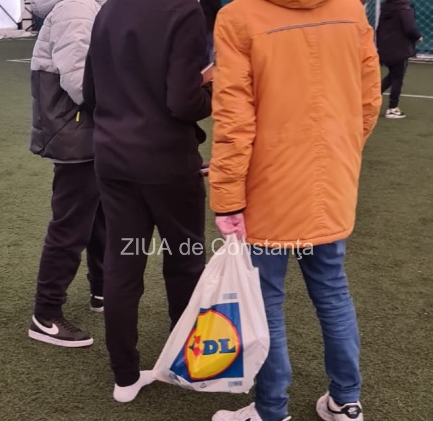trofeu de pret a primit autograf de la hagi pe pantoful de sport si nu s a mai incaltat galerie foto