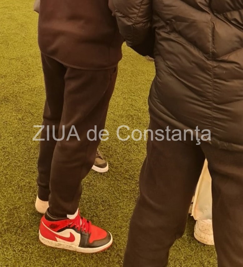 trofeu de pret a primit autograf de la hagi pe pantoful de sport si nu s a mai incaltat galerie foto