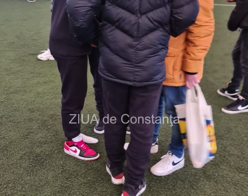 trofeu de pret a primit autograf de la hagi pe pantoful de sport si nu s a mai incaltat galerie foto