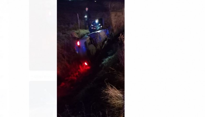 O masina s-a rasturnat intr-un sant adanc! Doi tineri de 19 si 20 de ani, raniti   
