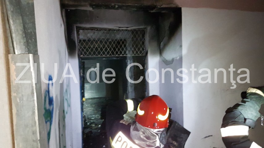 Foto din timpul intervenției pentru stingerea incendiului de la Școala 38