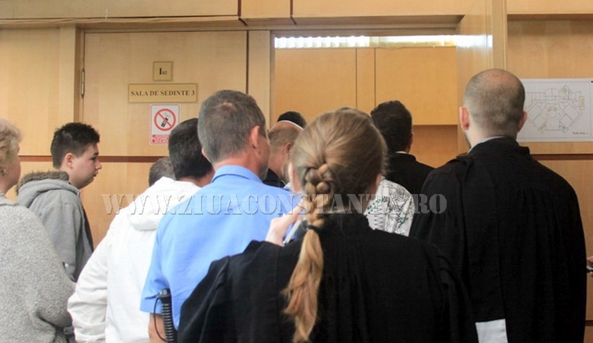 Justițiabili și avocați intrând în sala de judecată, la Tribunalul Constanța