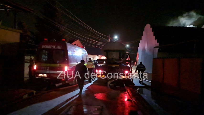 Cand a izbucnit incendiul de la Cumpana, in casa se aflau patru persoane. Ingrijiri medicale pentru un barbat (VIDEO)   