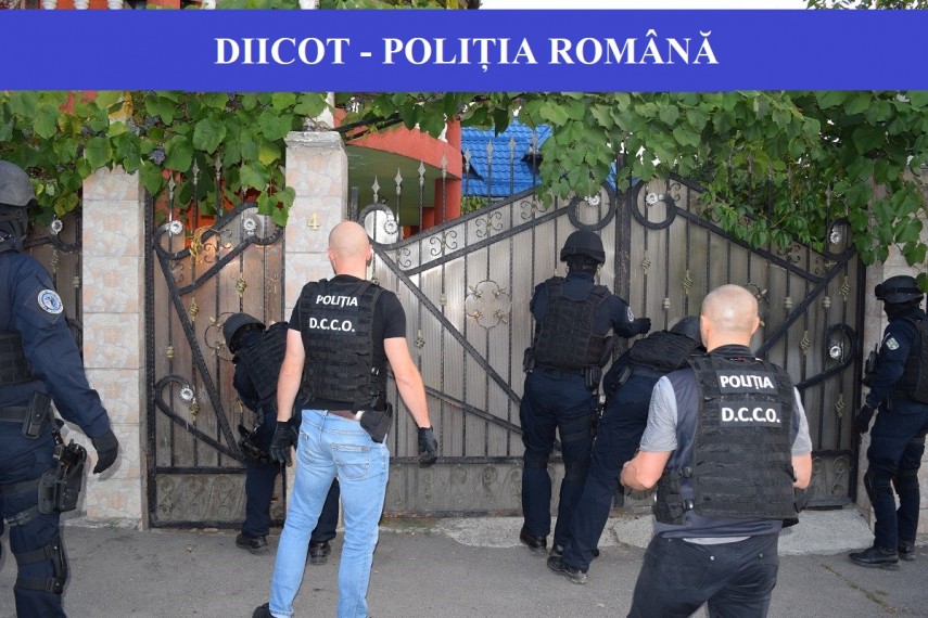 Efective DIICOT - DCCO, în timpul perchezițiilor. Sursa foto: DIICOT - IGPR