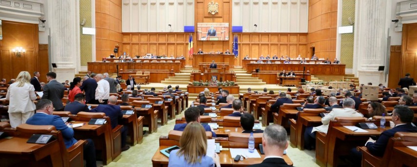 Camera Deputatilor a adoptat o lege care prevede ca parintii care adopta un copil au dreptul sa stea acasa doi ani, la fel ca parintii naturali