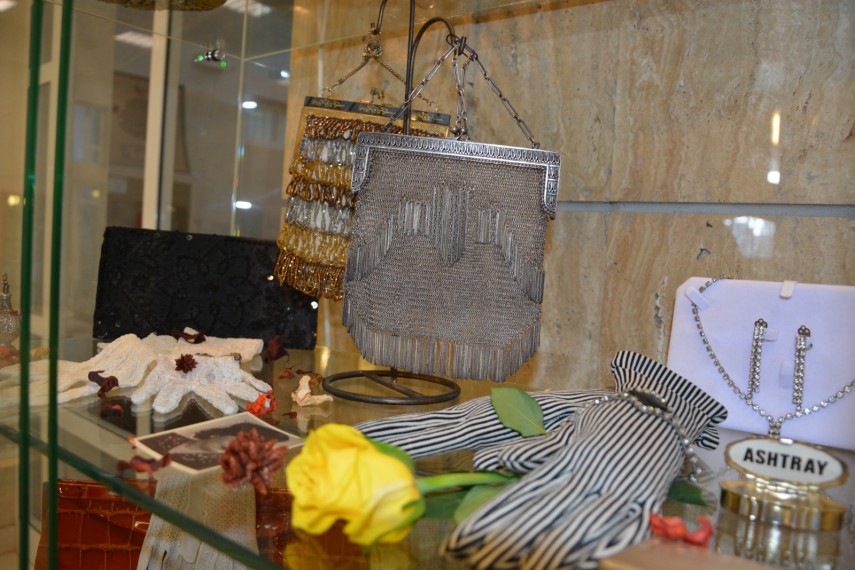 expozitia eleganta feminina accesorii din cufarul bunicii la biblioteca judeteana constanta galerie foto