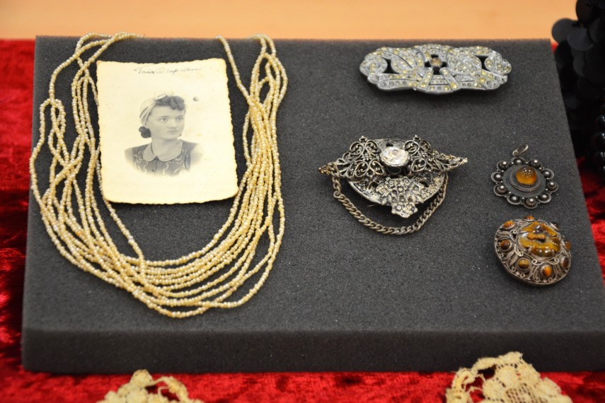 expozitia eleganta feminina accesorii din cufarul bunicii la biblioteca judeteana constanta galerie foto
