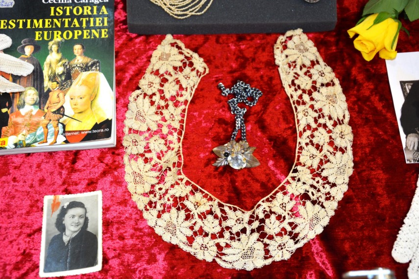 expozitia eleganta feminina accesorii din cufarul bunicii la biblioteca judeteana constanta galerie foto