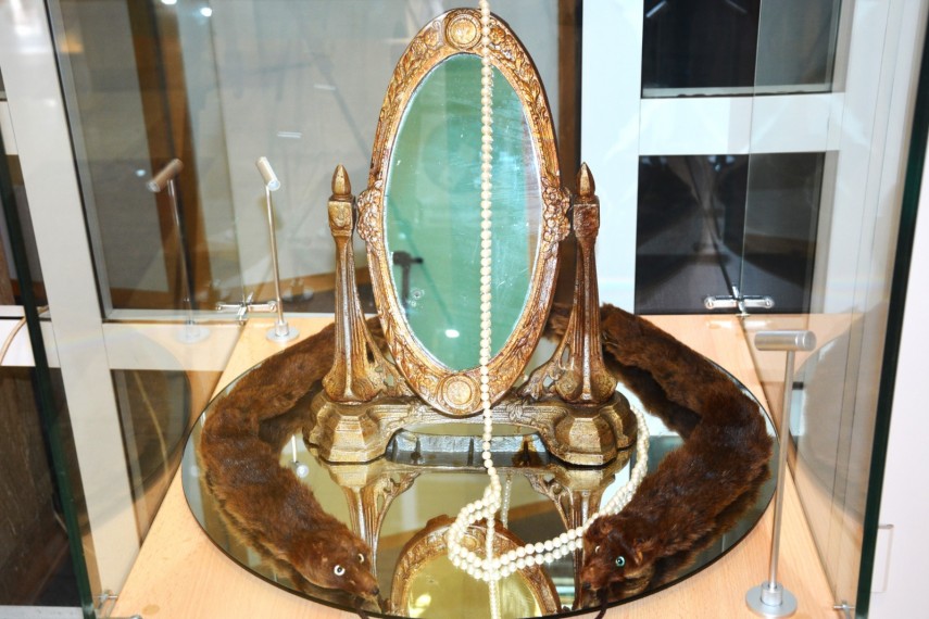 expozitia eleganta feminina accesorii din cufarul bunicii la biblioteca judeteana constanta galerie foto