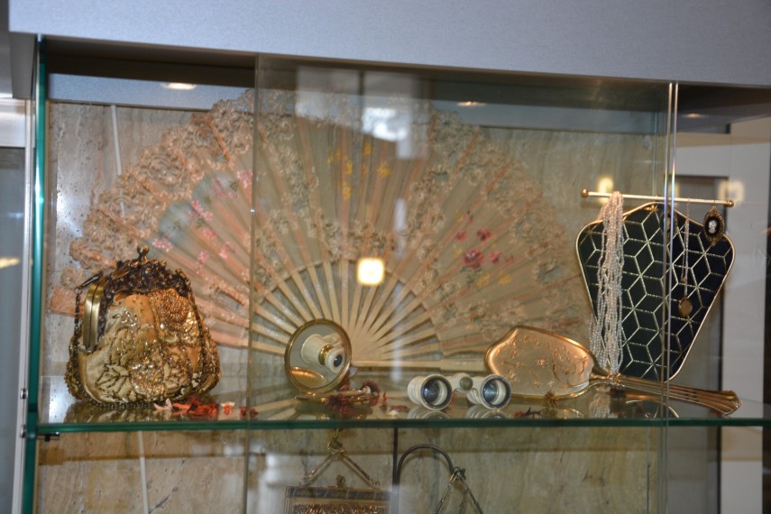 expozitia eleganta feminina accesorii din cufarul bunicii la biblioteca judeteana constanta galerie foto