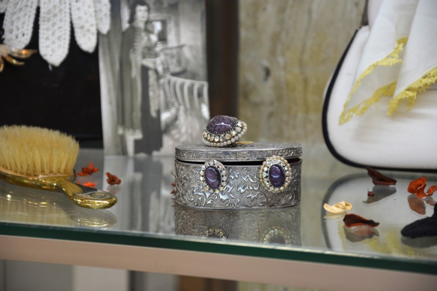 expozitia eleganta feminina accesorii din cufarul bunicii la biblioteca judeteana constanta galerie foto