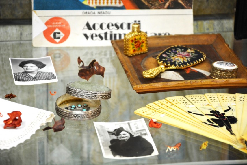 expozitia eleganta feminina accesorii din cufarul bunicii la biblioteca judeteana constanta galerie foto