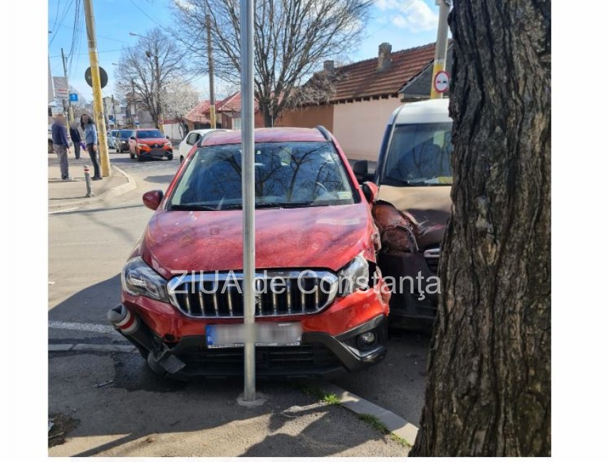 Imagini de la eveniment. Accident rutier in Constanta! Un autoturism a intrat in stalp (GALERIE FOTO)  