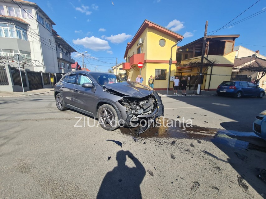 Constanta: Doua autoturisme implicate intr-un accident rutier la intersectia strarilor Trandafirului cu Merisor (GALERIE FOTO+VIDEO)