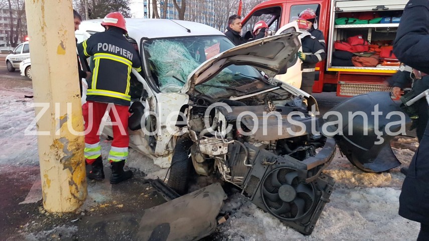 Accident rutier pe DN22. O masina a intrat in stalp! 
