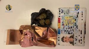 Perchezitii domiciliare la persoane care ar fi vandut droguri in licee (FOTO+VIDEO) 