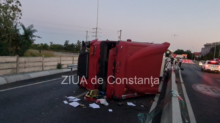 Un camion cu cereale s-a rasturnat pe DN 2A, aproape de Crucea! 