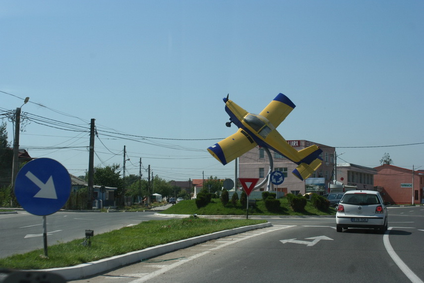 Sens giratoriu în Comuna Tuzla. Foto cu rol ilustrativ